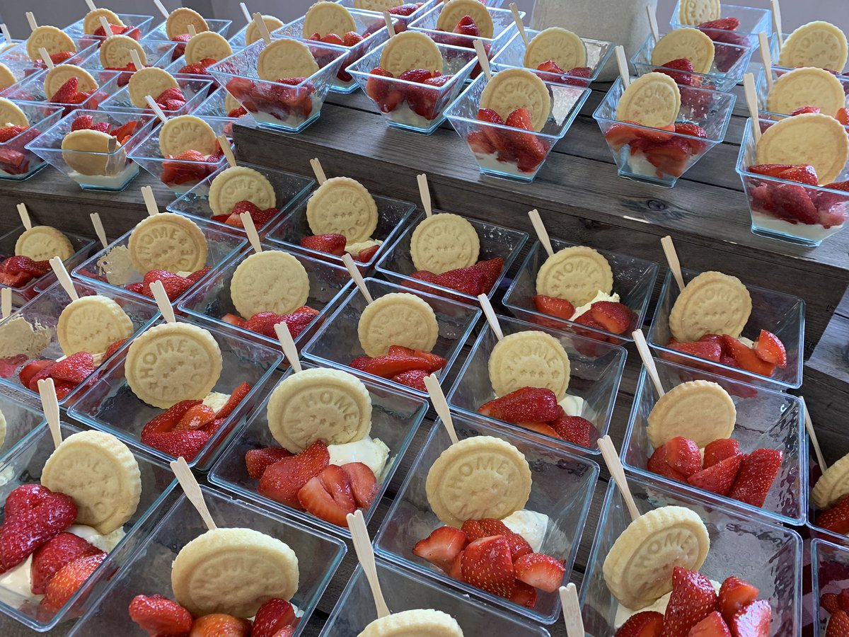NathanSimms17's tweet image. Strawberries anyone? Beautiful local Nynehead strawberries and cream for our Junior’s speech day. Delicious! @QueensTaunton @Nickhowe64 @HhRgulley @DamianBlake4 @HolroydHowe @markrharris67