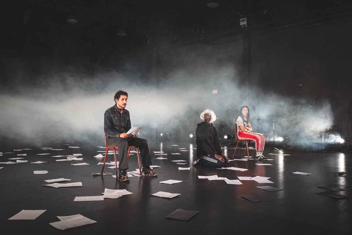 🌍 La Carme Portaceli ha dirigit #BetweenLands a Reims. Una reflexió itinerant sobre la democràcia.

🖋️ Sis peces curtes, escrites per autors d'Itàlia, Grècia, Bèlgica, França, Espanya i Portugal, que visitaran diferents teatres europeus.

📸 © Vincent VDH