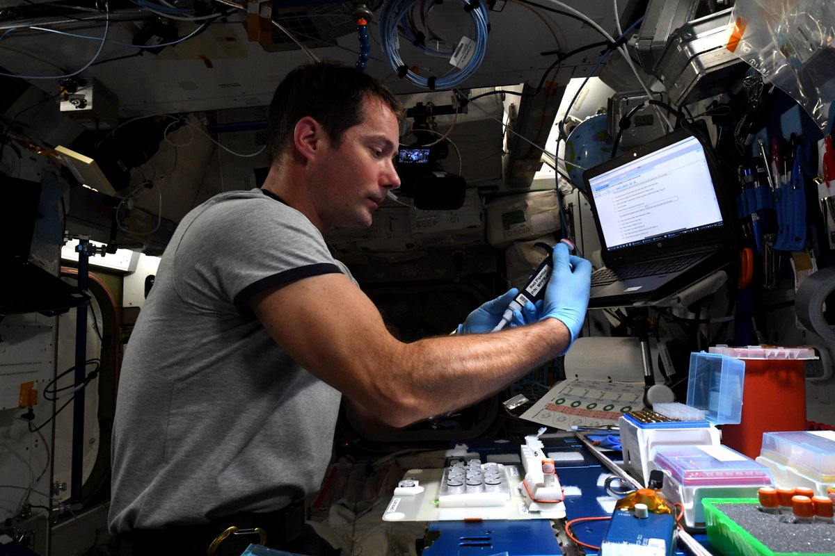Who says you cannot flex when doing #science? 💪😉  Working on <a href="/NASA/">NASA</a>'s Protein Crystal Growth experiment. Too much to explain in a Tweet, but unique <a href="/ISS_Research/">ISS_Research</a> that could create drugs that target diseases precisely : go.nasa.gov/3qqkeTS #MissionAlpha