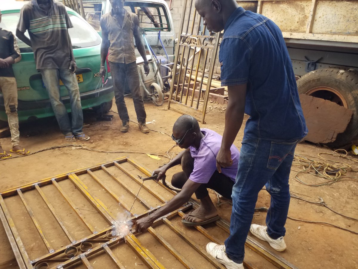 uepnddrrcaf's tweet photo. #UEPNDDRRenAction! La campagne de sensibilisation Ex-combattants comme Messagers (XCasMessengers) du #PNDDRR se poursuit. De la soudure en passant par le commerce, les ex-combattants bénéficiaires du #PREC sont à l'oeuvre. Tous, remercient @GouvCF @Banquemondiale et autres #PTF. https://t.co/1jcMZiDlhp