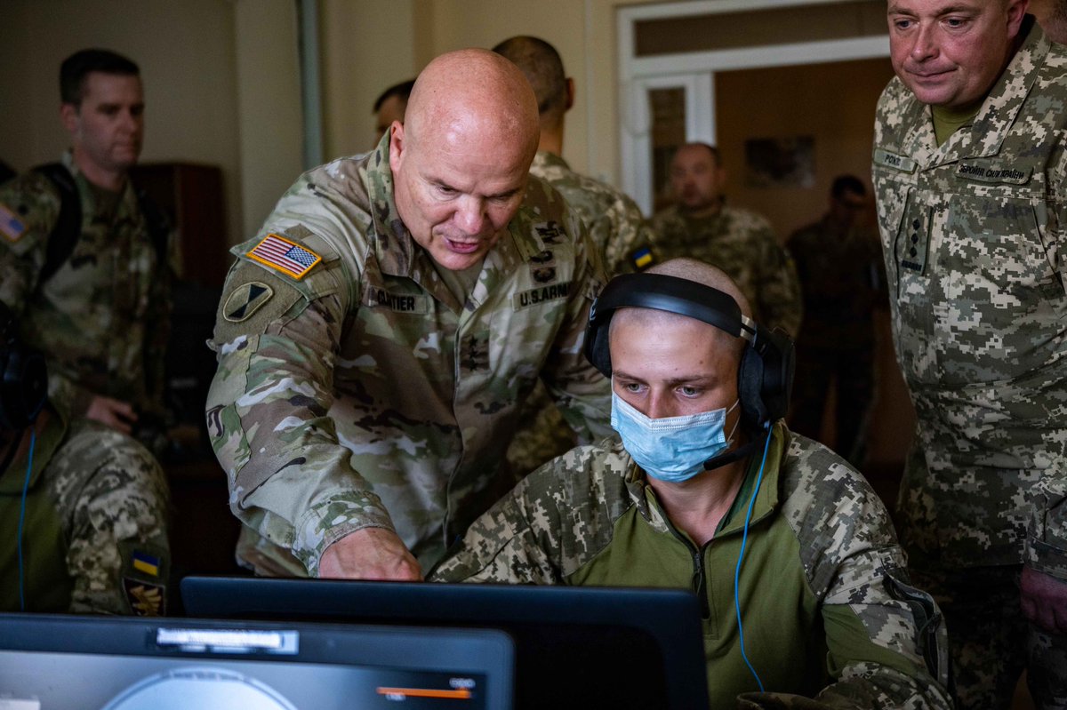 LANDCMD's tweet photo. TRAVEL FAR / TRAVEL TOGETHER

LANDCOM’s commander and CSEL observed 🇺🇦 Land Forces during staff planning, 🌊 gap crossing, and 🏢 operations with @JMTG_Ukraine at Yavoriv Combat Training Center

📸: US Army SSG David Carnahan,  @WANationalGuard https://t.co/57aiOr16ZH
