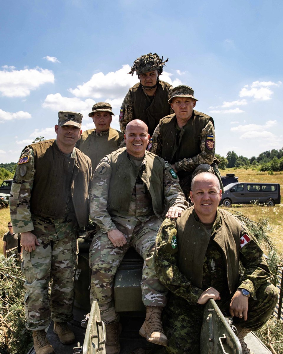 LANDCMD's tweet photo. TRAVEL FAR / TRAVEL TOGETHER

LANDCOM’s commander and CSEL observed 🇺🇦 Land Forces during staff planning, 🌊 gap crossing, and 🏢 operations with @JMTG_Ukraine at Yavoriv Combat Training Center

📸: US Army SSG David Carnahan,  @WANationalGuard https://t.co/57aiOr16ZH