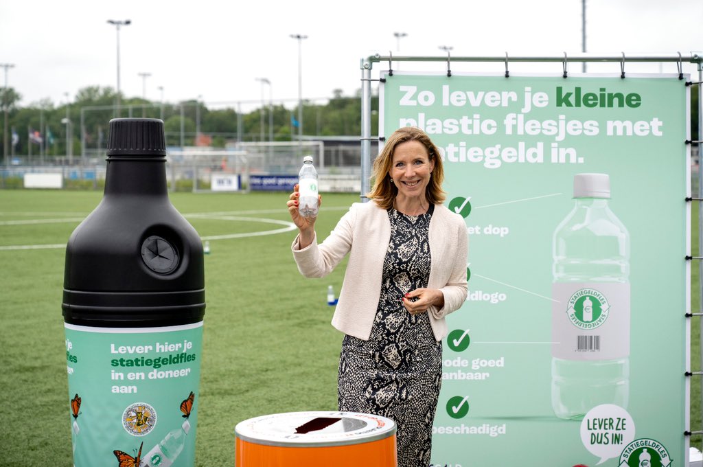 Van harte gefeliciteerd met je nieuwe baan <a href="/SvVeldhoven/">Stientje v Veldhoven</a>. We zijn trots op de geweldige resultaten op het gebied van milieu, circulaire economie, bodem, het OV en de fiets. @Minienw gaat je missen. Veel succes bij het World Resources Institute!