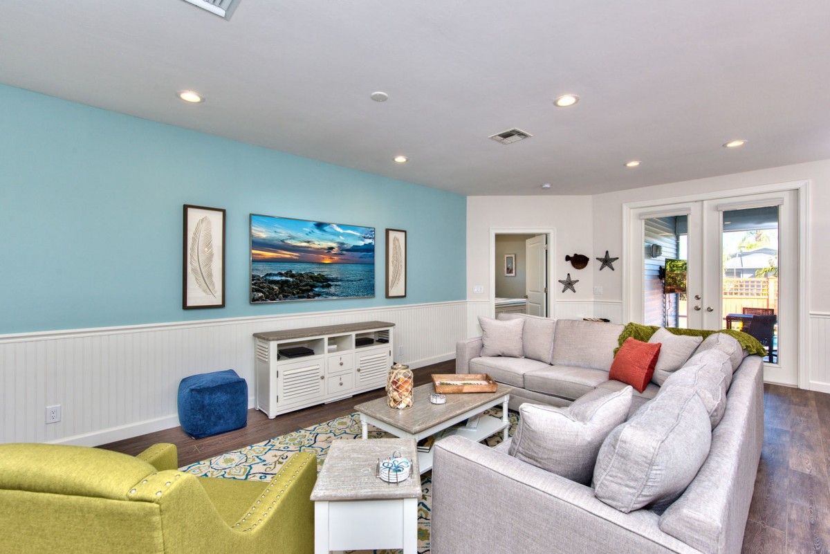 NaplesVacation's tweet photo. Located in the exclusive Naples Park area, this open concept home has wooden floors throughout, &amp; is the perfect vacation rental for families.  https://t.co/j2Z6a70mkp https://t.co/SbMguaWD5q