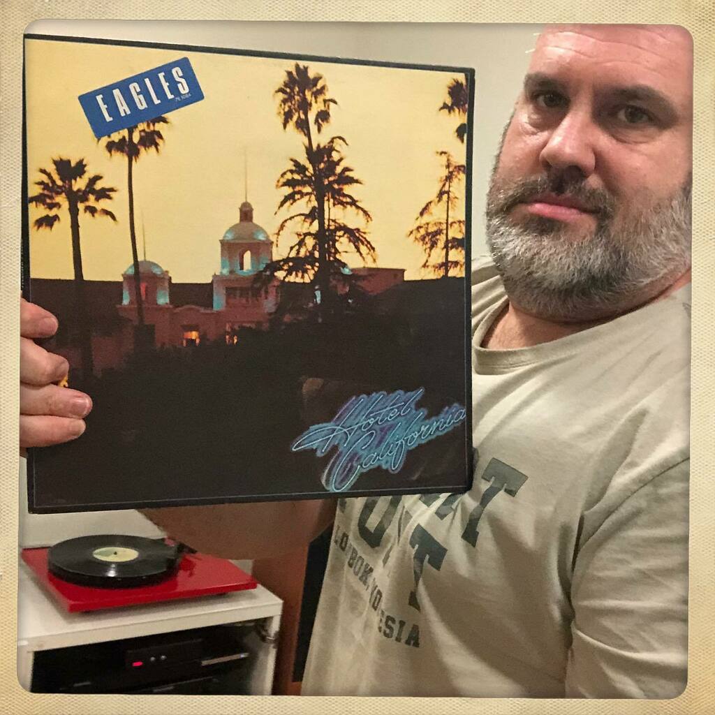 vinylLOVER70's tweet photo. After the Doobies, I’m keeping it mellow with the Eagles biggest album Hotel California. Those duelling guitars tho……! 
. 
.
#VinylAddict #ListenToThis #VinylJunkie #NowPlaying #ILoveDiscogs #VinylAddict #VinylHunter #MyMusicCollection #PutTheNeedleOnTheRecord #Turntable #Re… https://t.co/YUMkHBWU81