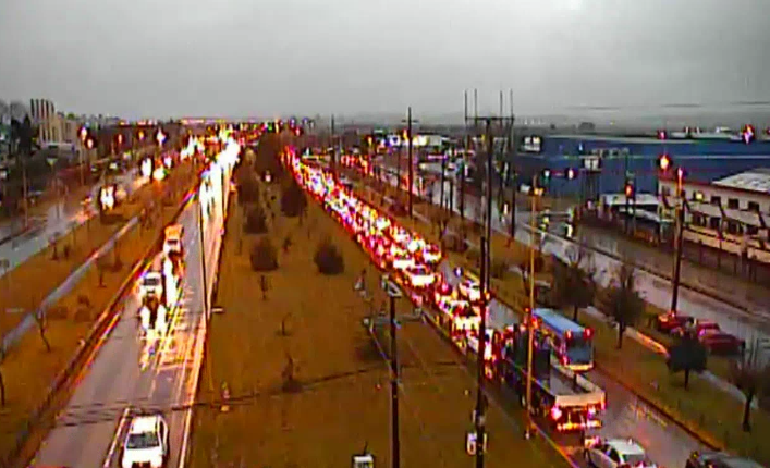 ⚠️ [08:15] #PuertoMontt: alto flujo vehicular 👇

➡️ Ruta V-505 #Alerce, entre cruce La Vara y Av. Austral norte a sur.
➡️ Av. Parque Industrial, entre rotonda y enlace #Ruta5 al poniente.

Conduzca con precaución 🌧️🚗