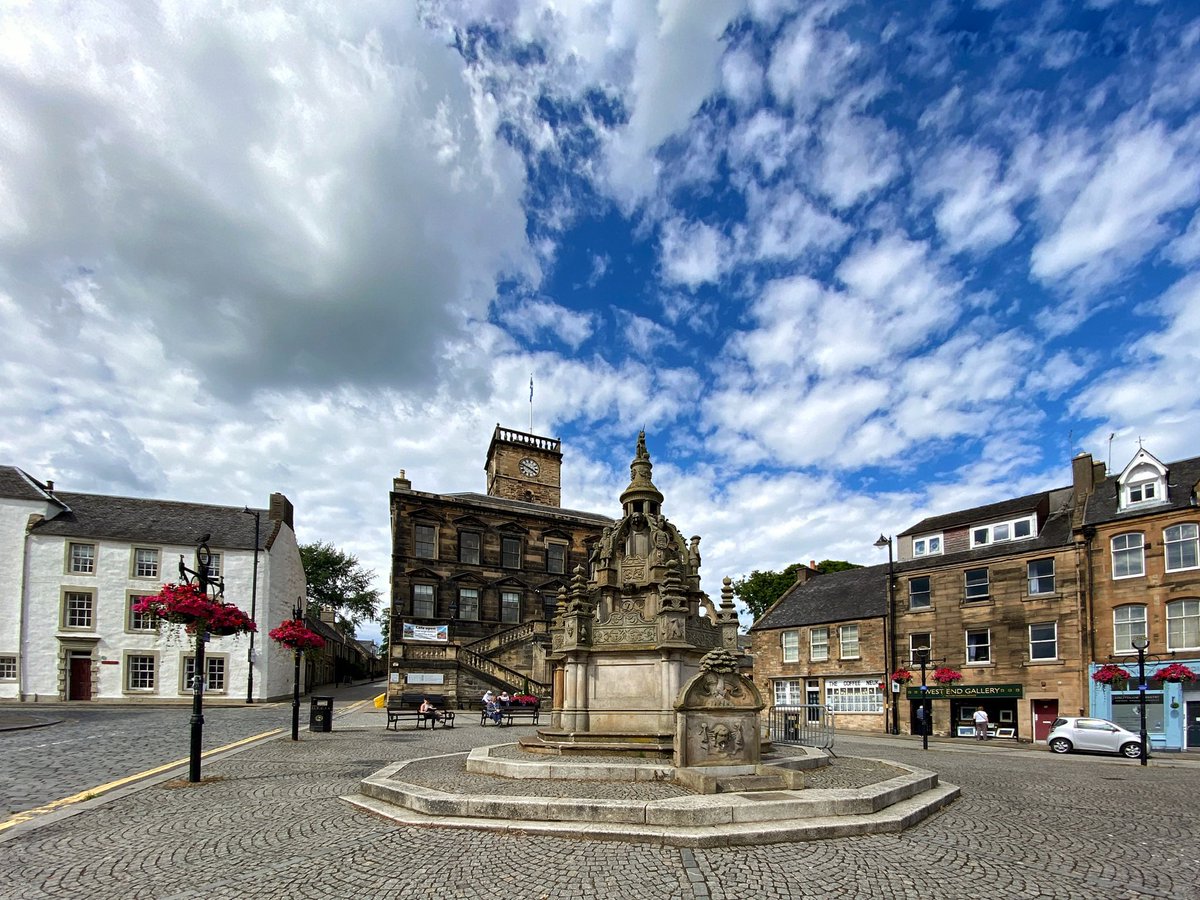ccbigcam's tweet photo. Located in the heart of Linlithgow, sits the Cross Well.
The ornately carved well head in the form of a crown includes historical figures from the town. Amazingly this was sculpted by a One armed Stone mason from Edinburgh in 1807.
#Crosswell #Linlithgow #HistoricScotland https://t.co/6YQlxj0YFC