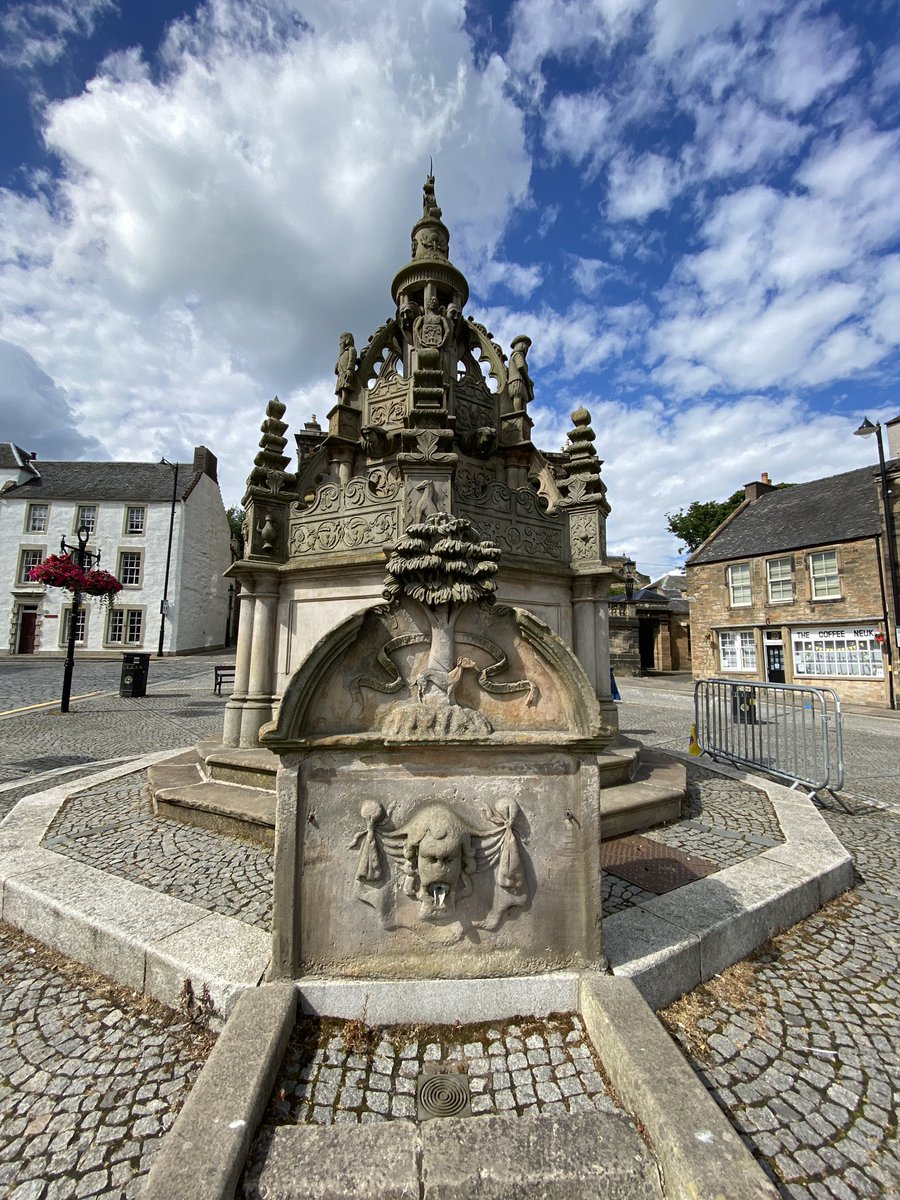 ccbigcam's tweet photo. Located in the heart of Linlithgow, sits the Cross Well.
The ornately carved well head in the form of a crown includes historical figures from the town. Amazingly this was sculpted by a One armed Stone mason from Edinburgh in 1807.
#Crosswell #Linlithgow #HistoricScotland https://t.co/6YQlxj0YFC