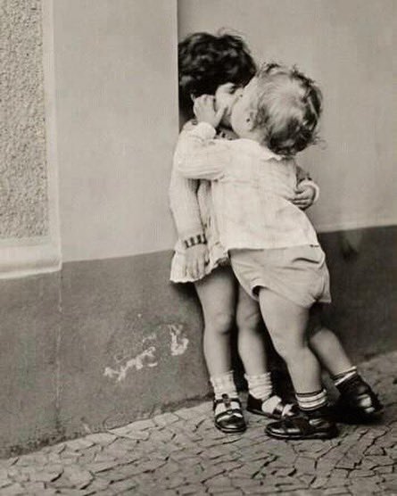 RosannaMarani's tweet photo. L’età si innamora rincorrendo i suoi definiti anni. L’essenza ama percorrendo il suo infinito tempo.
Dal mio libro #tidolamiaparola
#aforismi #età #innamora #definiti #anni #essenza #ama #infinito #tempo #giochidiparoledirosannamarani https://t.co/HW7NJXqOFv