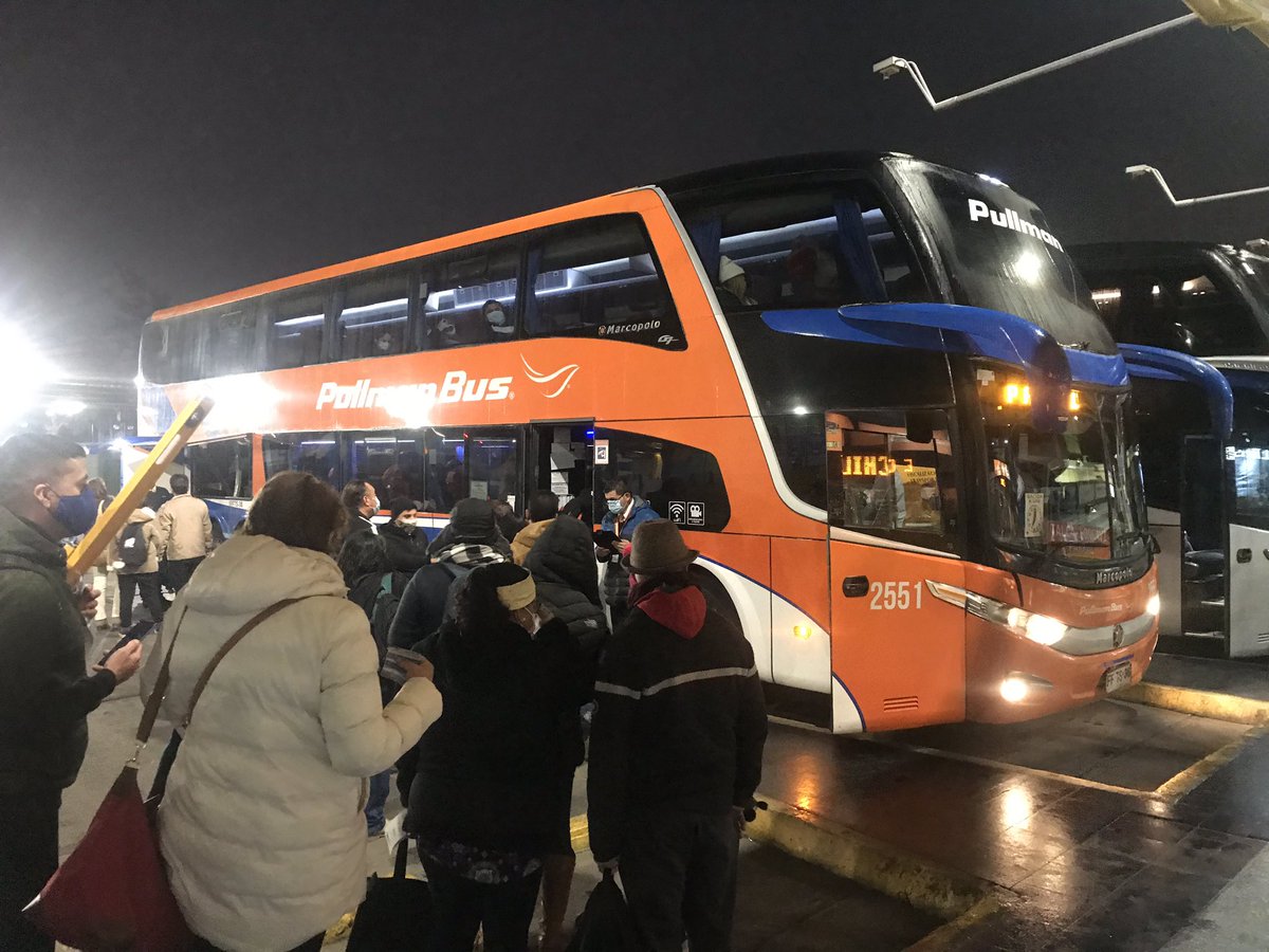 Fisca_MTT's tweet photo. Cerca de 100 mil personas se espera salgan este fin de semana desde terminales de @muniecentral 
Por ello se reforzarán controles a buses y en aduanas sanitarias. 
Recuerda tener a mano: Pasaporte C19 y Pase de Movilidad y que solo se puede viajar desde y hacia Fase 2 o superior https://t.co/5MgbAUoH7p