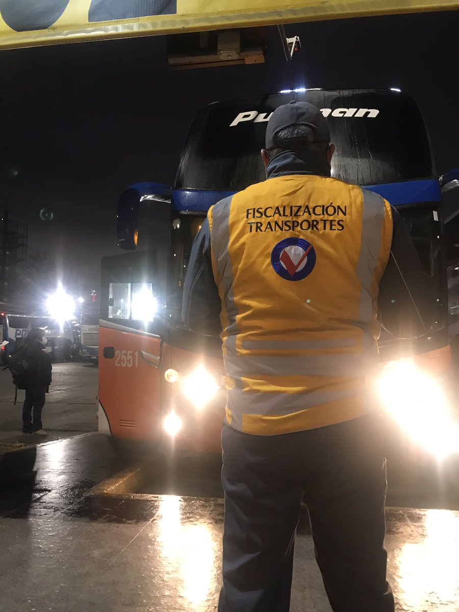 Fisca_MTT's tweet photo. Cerca de 100 mil personas se espera salgan este fin de semana desde terminales de @muniecentral 
Por ello se reforzarán controles a buses y en aduanas sanitarias. 
Recuerda tener a mano: Pasaporte C19 y Pase de Movilidad y que solo se puede viajar desde y hacia Fase 2 o superior https://t.co/5MgbAUoH7p