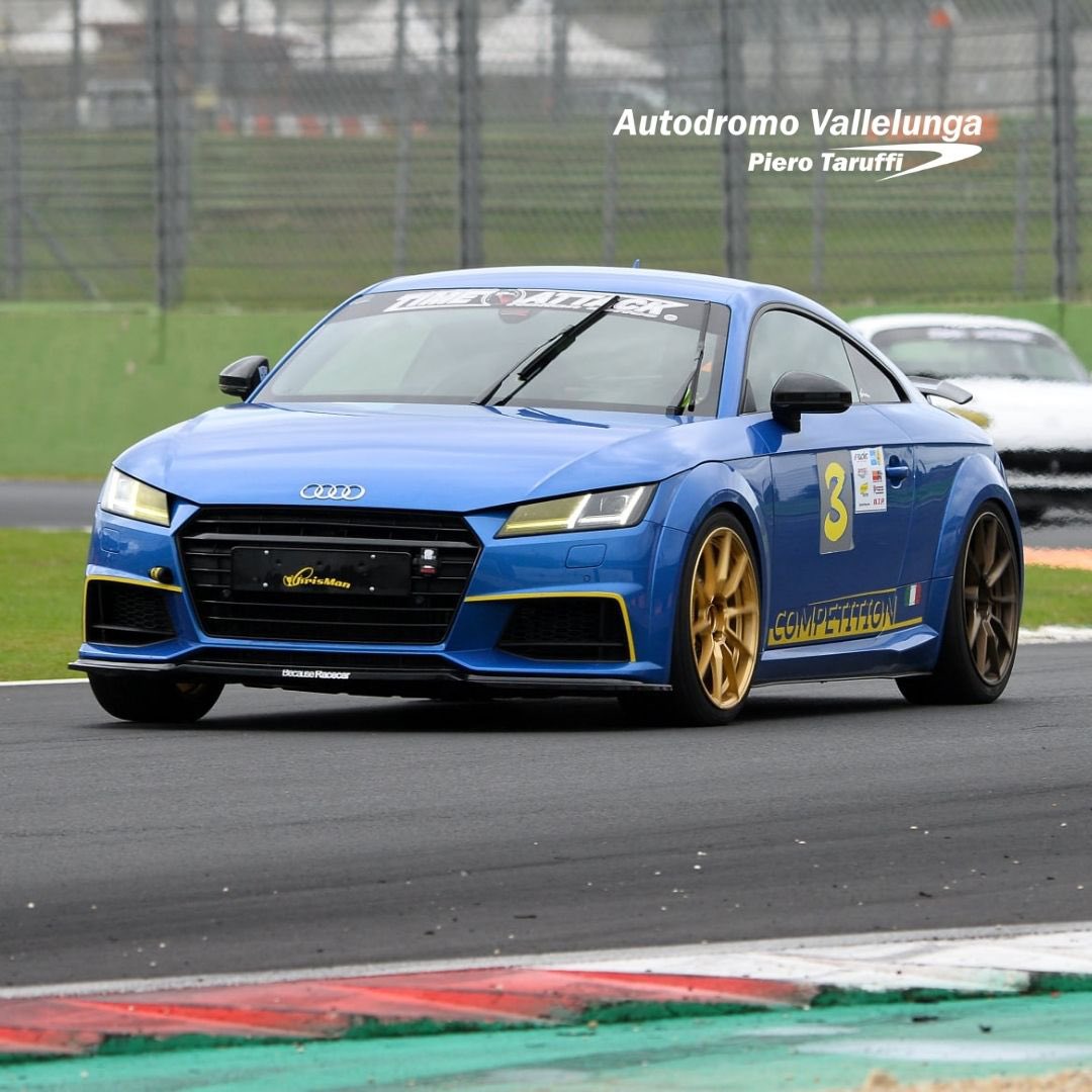 La caccia al giro più veloce del @TimeAttackItaly è pronta per ripartire nel mitico scenario di Vallelunga, per un week-end all'insegna del brivido. 🔥 🏁Accendete i cronometri, perchè sarà una sfida alla conquista del millesimo di secondo. #Autodromo #Vallelunga #TimeAttack