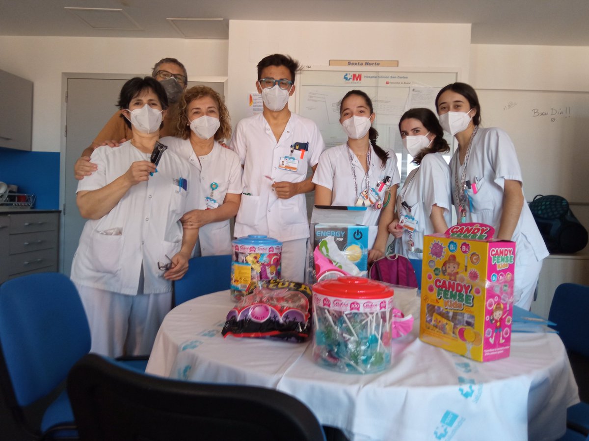 Parte del personal y alumnos de la octava planta del Clínico con el cargamento de <a href="/CaramelosCerdan/">Caramelos Cerdán</a> que me tocó en <a href="/KMSxELA/">KMSxELA</a> 
A la gosadera....