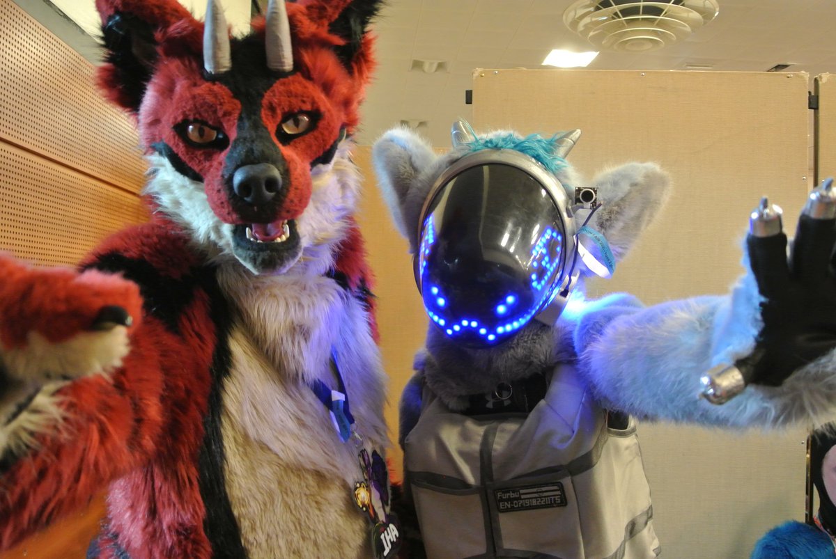 Akha_Iha's tweet photo. Happy #FursuitFriday à la #CartoonFair 2021 et avec le protogen @fluburtur
Attention! On va vous attraper ^^
Première convention de l'année après ce long confinement. https://t.co/N5nglQVBUr