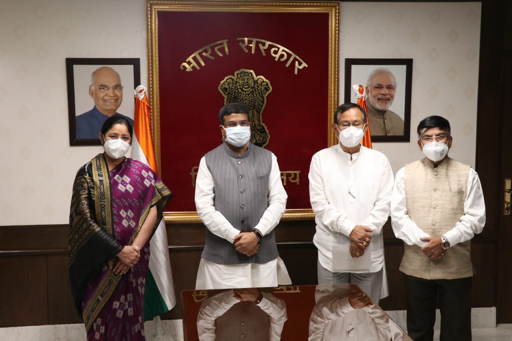 dpradhanbjp's tweet photo. Team Education. 

Look forward to contribute and work to our best of abilities in shaping India’s future. @Annapurna4BJP @RanjanRajkuma11 @Drsubhassarkar https://t.co/90sOqdVgUD