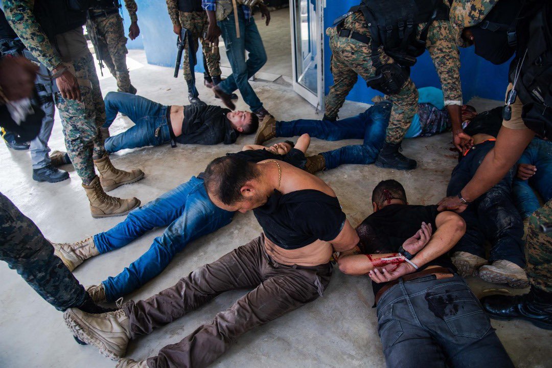 grupoelite507's tweet photo. Al menos 28 atacantes participaron en el asesinato del presidente de Haiti,  26 de ellos eran colombianos y los otros dos estadounidenses de origen haitiano. Capturaron a 15 colombianos y a los dos estadounidenses , 3  colombianos murieron y otros 8 huyeron https://t.co/b5WhLmVSEX