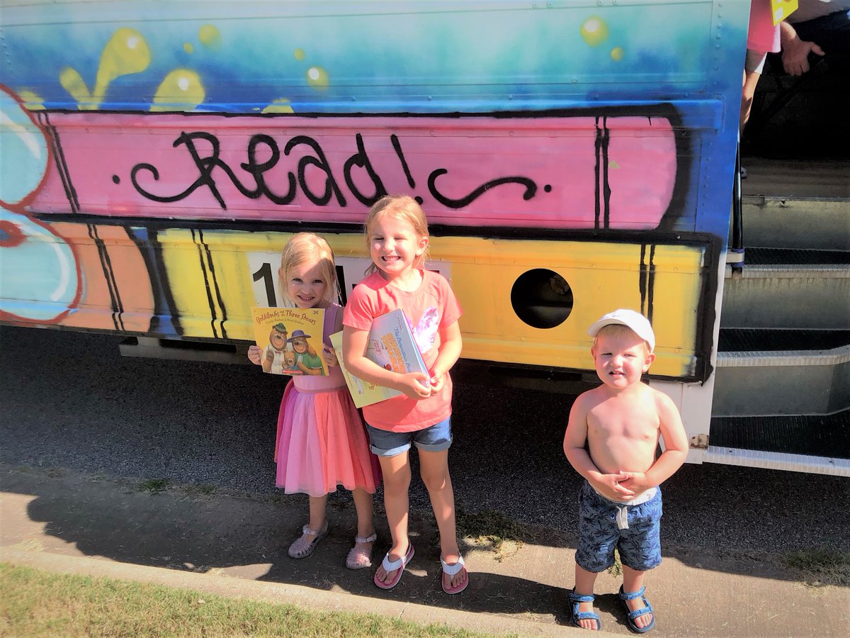 dbruickjones1's tweet photo. Thank you Elm Tree Teachers for the most precious end to my day....to get home after work and see my sweet neighbors on the Bentonville Schools Book bus...💜@Bville_Schools @ETEWildcats https://t.co/Jdx3W8HipS