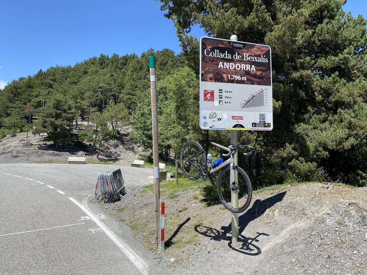 edersa10's tweet photo. En Andorra huele a @LeTour 💛💛 #Beixalis https://t.co/ZFsWLqFekF