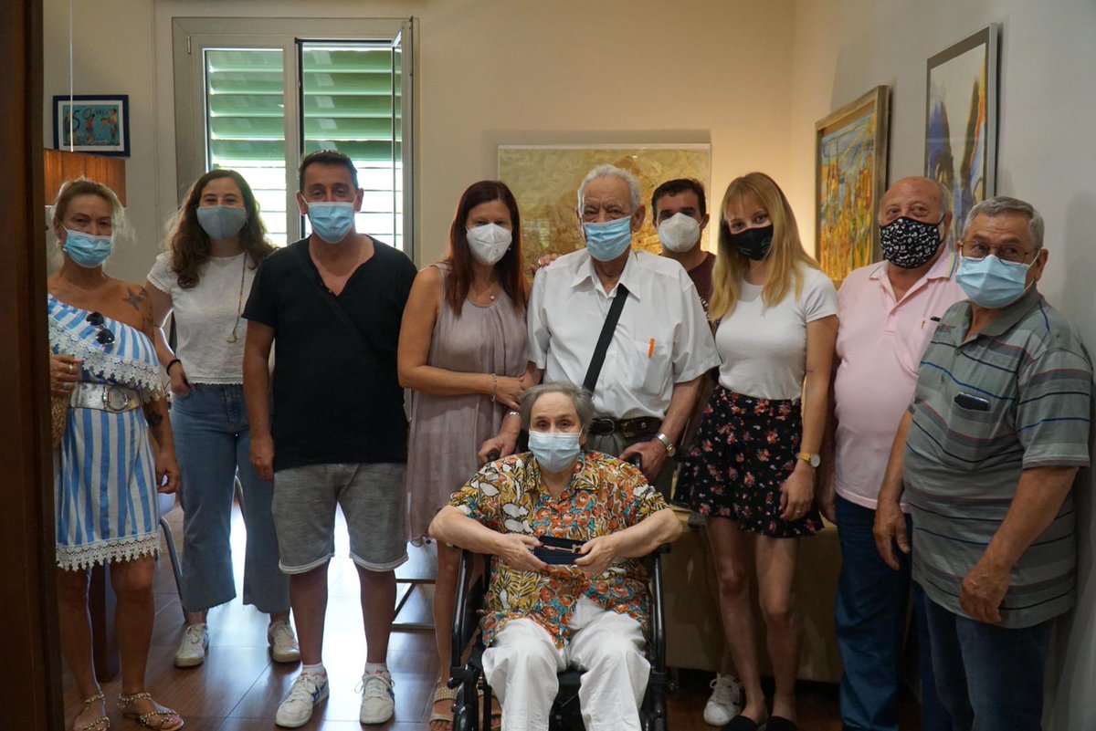 🗝 Siempre que entregamos una llave de la ciudad nos salen las emociones a flor de piel 🥰  ❤ Un orgullo entregar este reconocimiento a Santiago Bielsa, fundador de la <a href="/UDVistaAlegre/">UD Vista Alegre</a> ⚽️

Gracias Maño por todo el cariño que has puesto en la transformación de #Castelldefels 👏