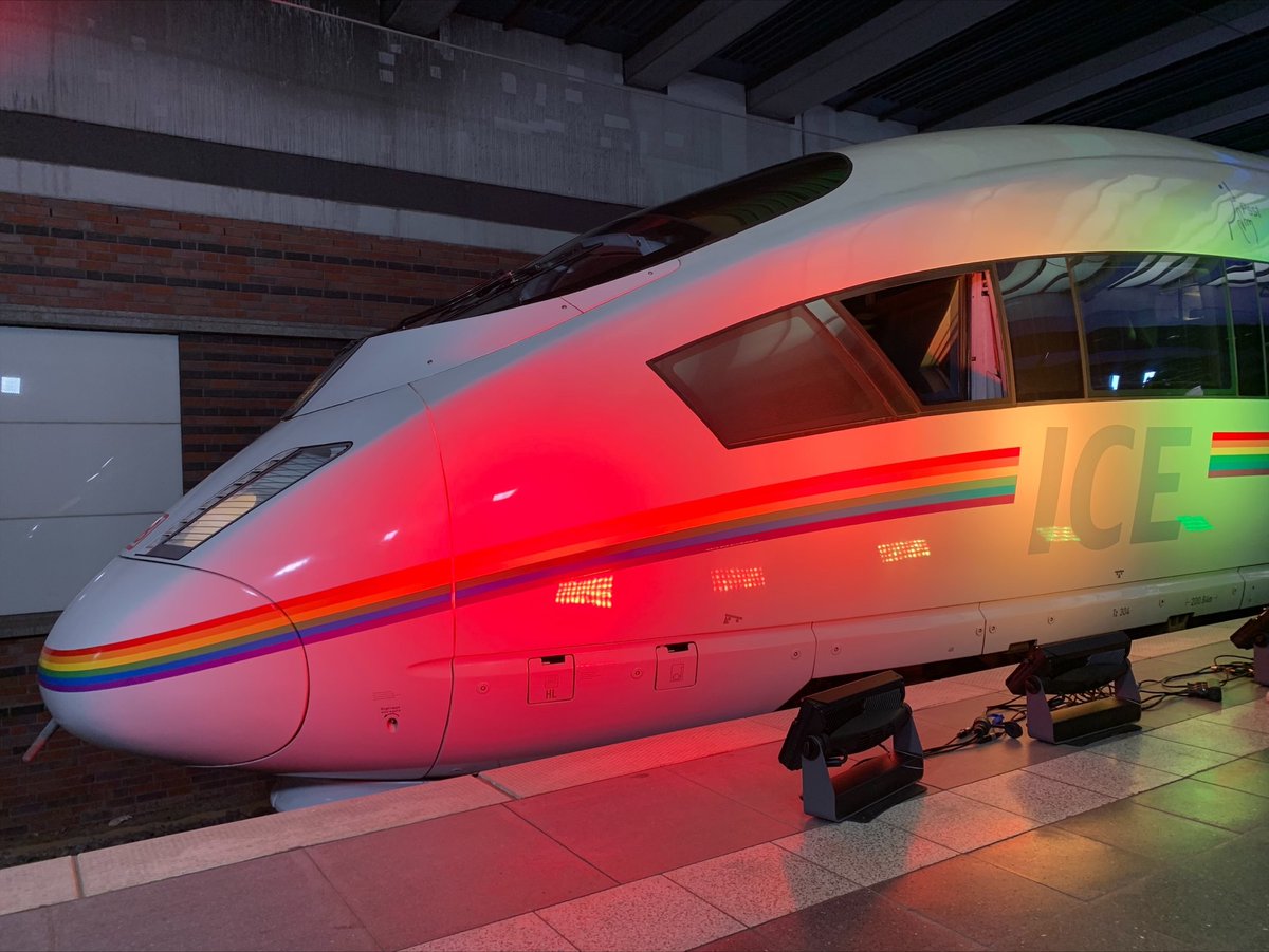 Der #Einziganders ICE hat sich auf den Weg zum Münchener #CSD gemacht. Natürlich ist es einem Regenbogen-Branding nicht getan. Der Einsatz für #Respekt und #Vielfalt verlangt mehr. Daran arbeiten wir kontinuierlich. Nicht nur zum #CSD, sondern jeden Tag: deutschebahn.com/diversity