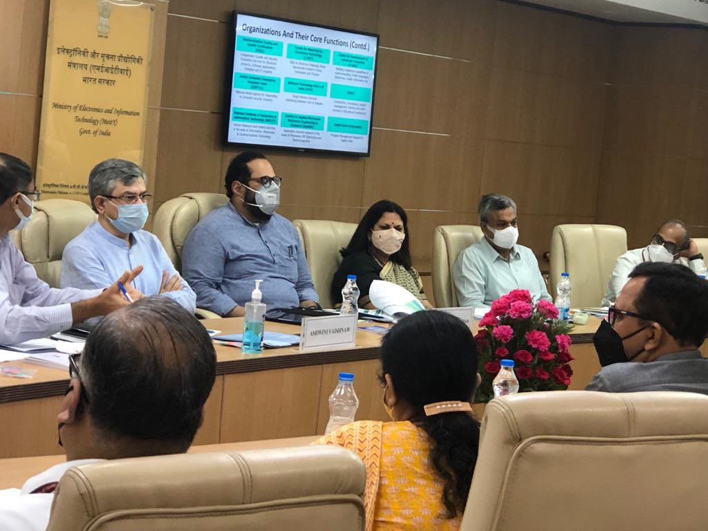 AshwiniVaishnaw's tweet image. Conducted an introductory meeting and reviewed Digital India program and key schemes under @GoI_Meity along with my colleague Sh @rajeev_mp  with @SecretaryMEITY and other officers.