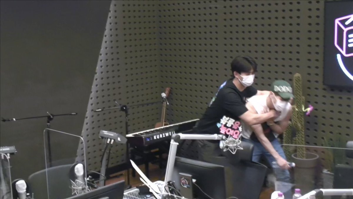 DH_2PM's tweet photo. 둘만 늦게가길래 왠지 이럴거 같긴 했ㅋㅋㅋㅋㅋㅋㅋ https://t.co/WKOSdEvXQI
