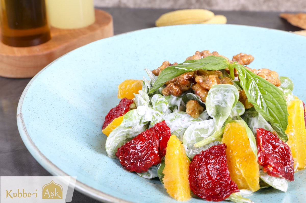 Yoğun geçen bir haftayı geride bırakıyorken, haftasonuna dinamik ve bol vitaminli girmek isteyenleri şöyle alalım 👆😋

🥗 Labne Peynirli Semiz Otu Salatası

#kubbeiaşk #yemek #süleymaniye #istanbul #galata #salata #food #photography #salad #semizotu #sağlıklıyaşam