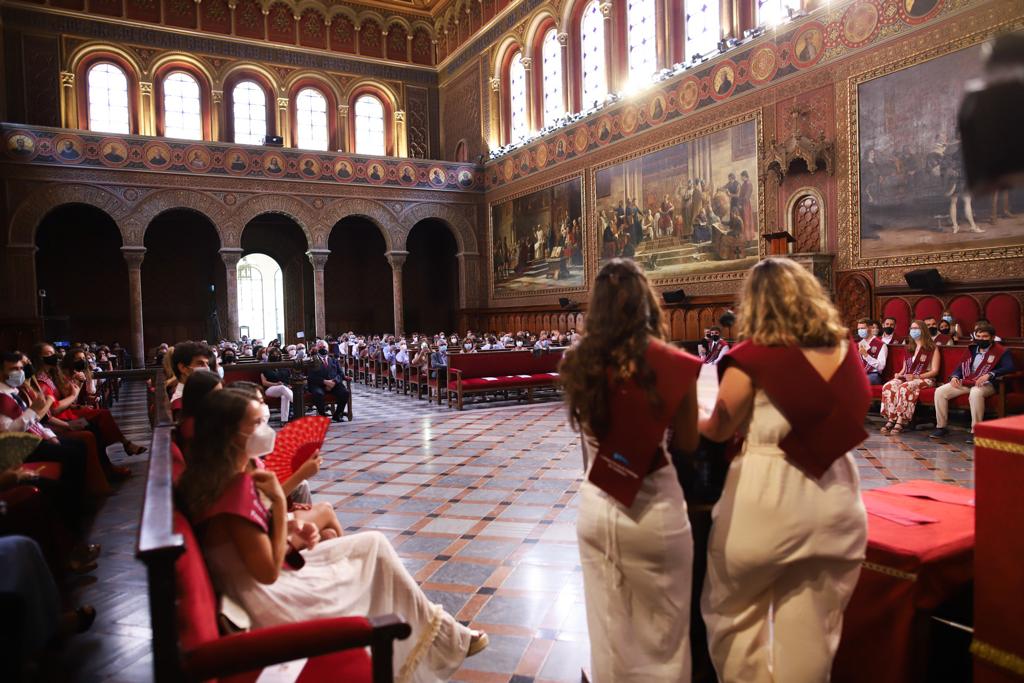UniBarcelona's tweet photo. #GraduacióUB | 👩‍🎓👨‍🎓 I avui s'han graduat els estudiants de la 9a promoció del grau de Podologia al Paranimf de la #UniBarcelona. Moltes gràcies per triar-nos! 🎓 #SocUB https://t.co/CyYpHtnuN9