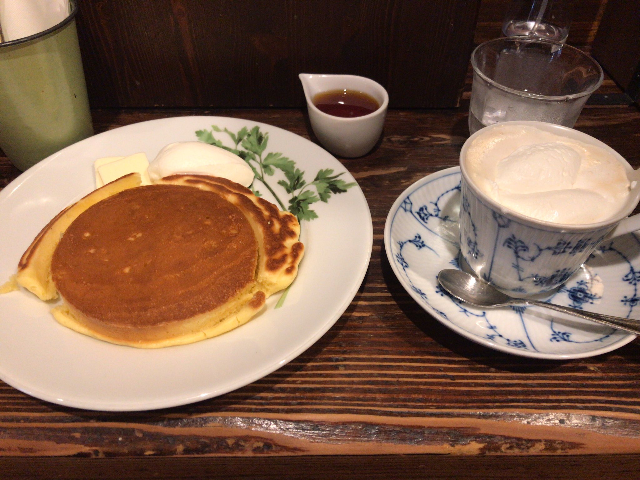 ご飯用 外苑前のカフェ 香咲 さん カサ どことなく ジブリの耳をすませば みたいな雰囲気でめっちゃ好き ホットケーキがバターの香り強目で甘さ控えめなのが 可愛いワンちゃんいます 私は犬余り得意でないですが大人しいし匂いもなく清潔感 で