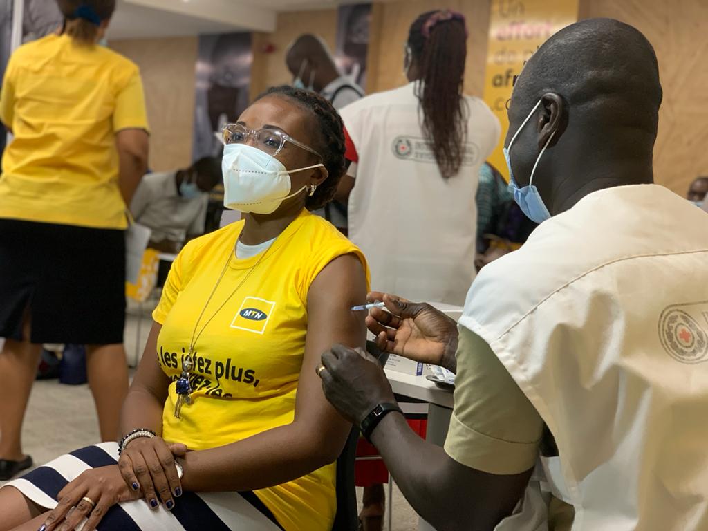MTNCotedIvoire's tweet photo. Pour clôturer ce lancement, une séance de vaccination volontaire pour les employés de MTN.

#UnEffortDePlus
#StopCovid19
#VaccinPfizer https://t.co/NI2NQdpyLL