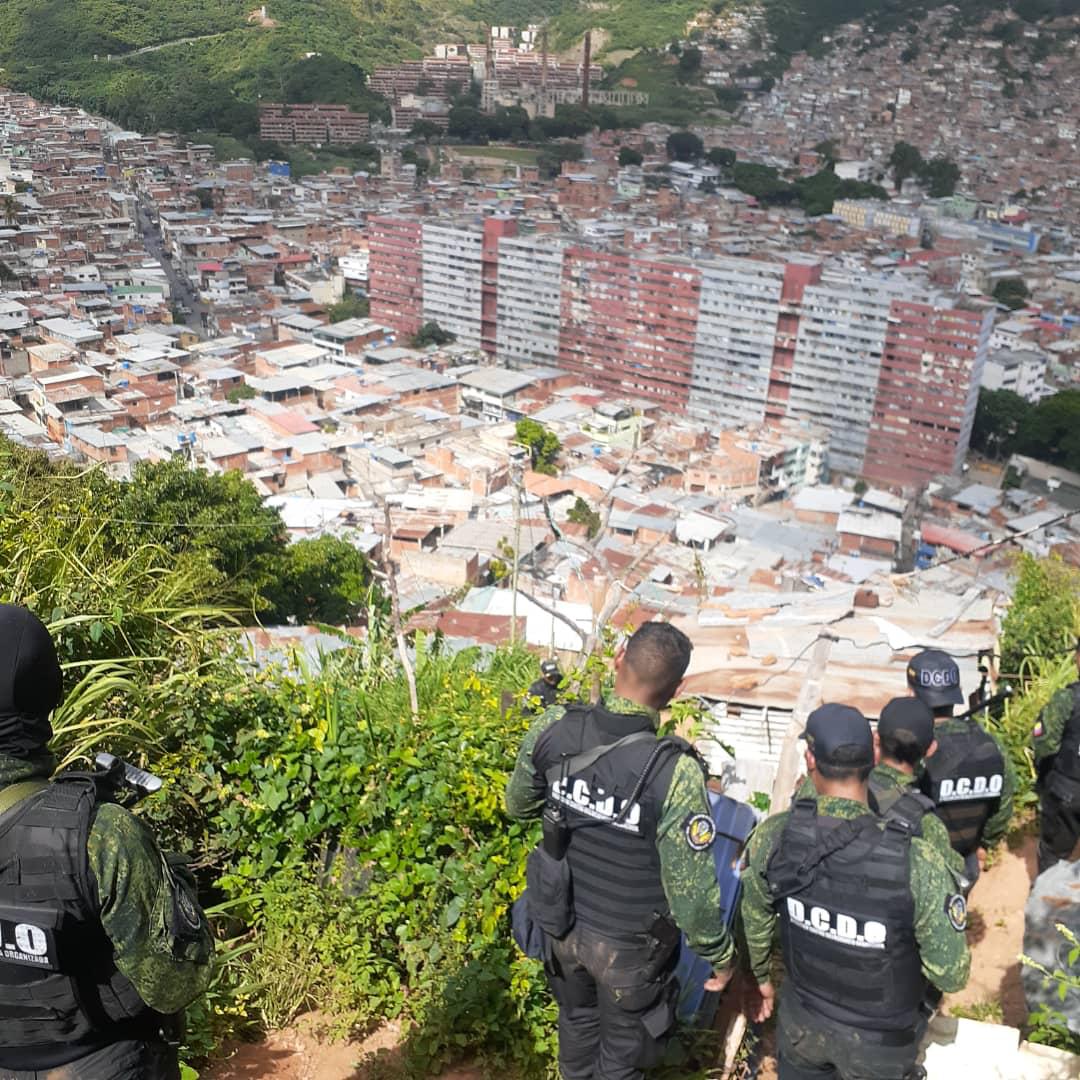 gestionperfecta's tweet image. 1/5 #9Jul Los Cuerpos de Seguridad del Estado permanecerán en combate el tiempo que sea necesario para liberar la totalidad de los territorios secuestrados por las bandas delincuenciales. Tenemos la moral, los profesionales, armas y fuerza constitucional para lograr este objetivo