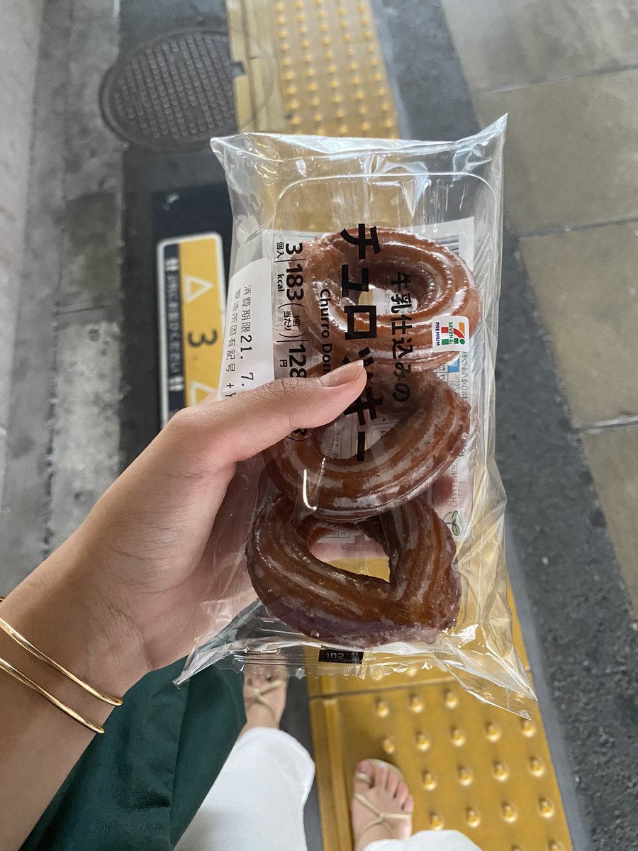 77___cc's tweet photo. 推しの食べ物
チュロス好きちゃうけど新発売に負けて買ったら美味しかったけど3つ食べたら胸焼けしたけどそこから卵とおにぎりとドーナツ2個食べてうどん食べた
過食嘔吐しかけた💦💦💦💦 https://t.co/J2EXCN2xN5