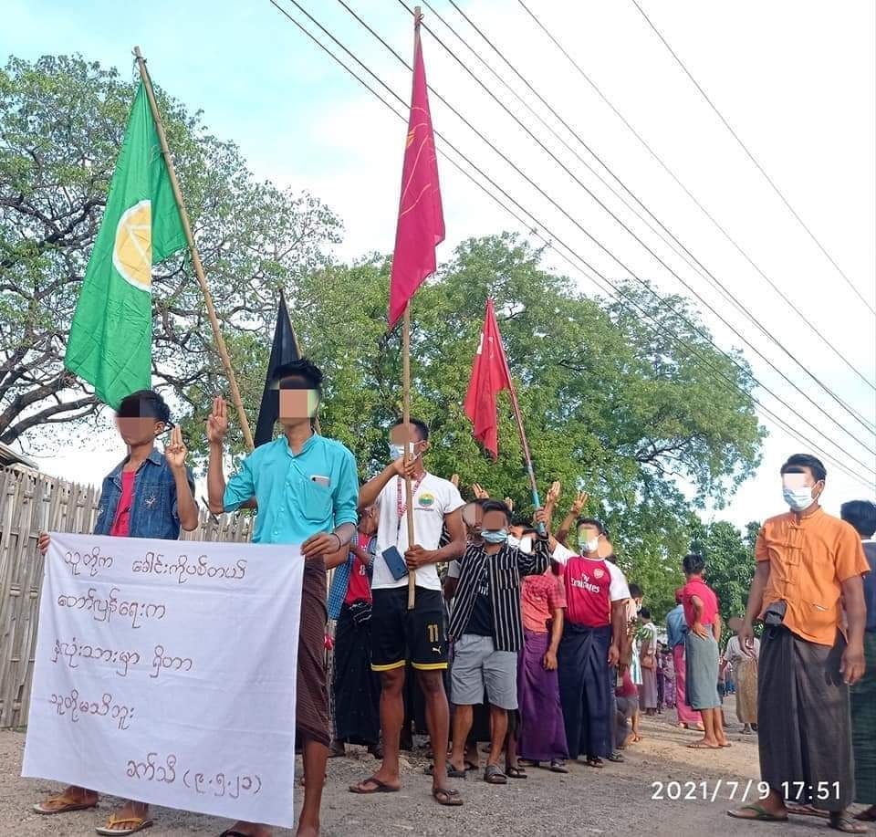 LeeDam_3's tweet photo. In Myaing Township, the Basic Education General Strike Committee and the people of the Northwest Zone staged a joint protest on the evening of July 9 to overthrow the military junta.
#July9Coup
#WhatsHappeningInMyanmar https://t.co/Gi8wwuUcD1