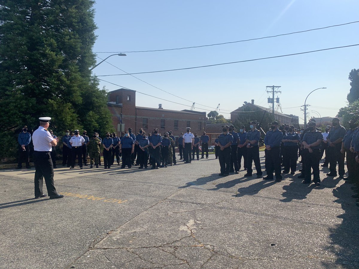 NoShipCaptain's tweet photo. With COVID numbers tracking in the right direction, @PacFltChief and I took the opportunity to meet with the HQ staff face to face (observing health protective measures) for the first time in a long time to speak about our expectations and recognize our members.
#LeadTheFleet https://t.co/dp8Uk80tnb