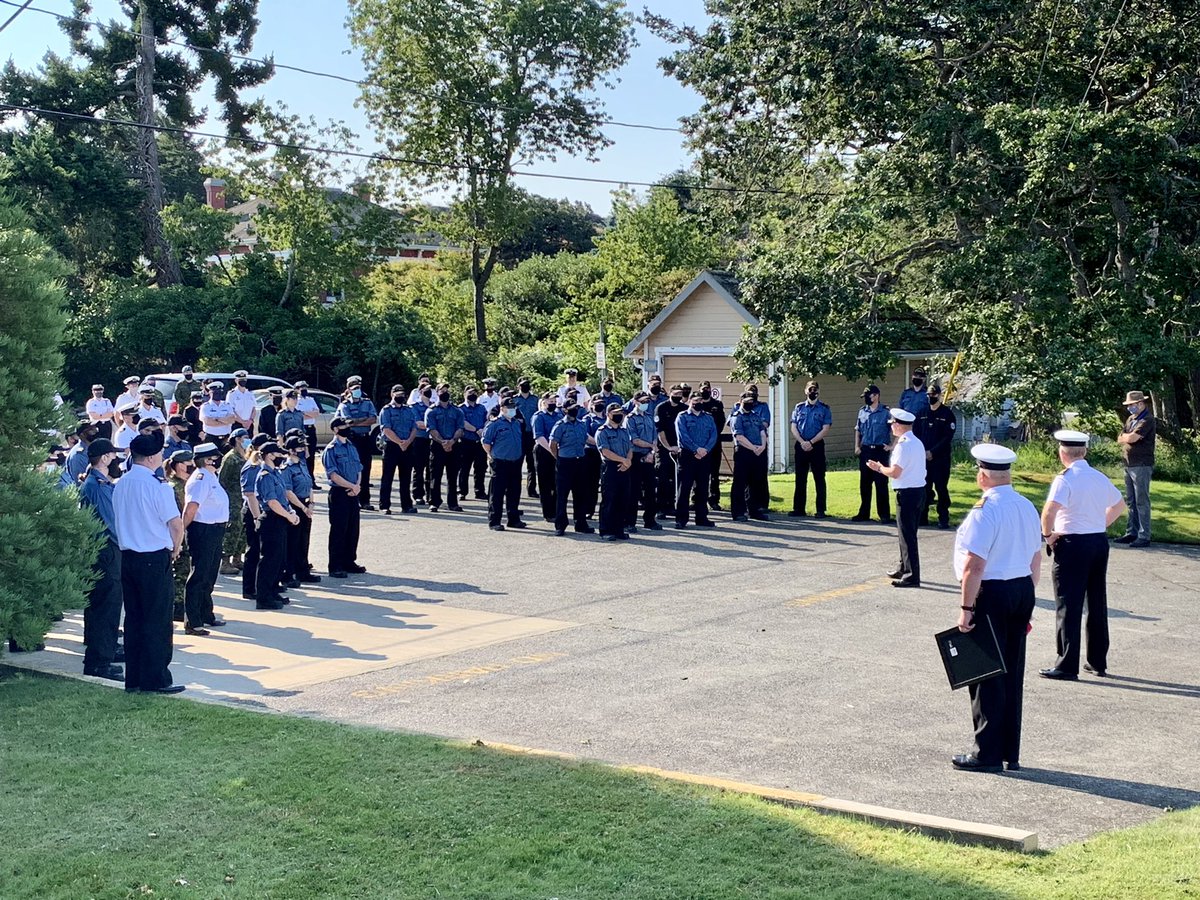 NoShipCaptain's tweet photo. With COVID numbers tracking in the right direction, @PacFltChief and I took the opportunity to meet with the HQ staff face to face (observing health protective measures) for the first time in a long time to speak about our expectations and recognize our members.
#LeadTheFleet https://t.co/dp8Uk80tnb