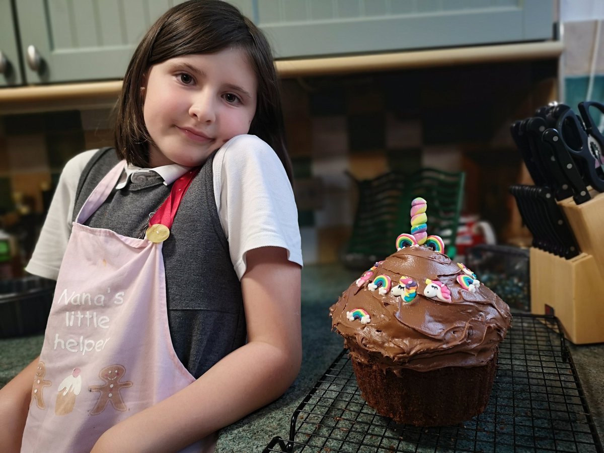 anniep1501's tweet photo. What does Daisy do when she has an afternoon off from @kimberlyPSnews @ClubKps after her class induction at @SchoolKimberley, she makes a giant cupcake &amp; then decorates it in #unicorns (of course) 🦄 https://t.co/xVuPuBOxzT