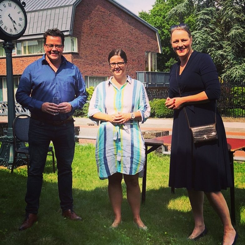 Vandaag weer even terug in de tijd. Een BBQ in Landsmeer met de raad en college. Wat fijn en vertrouwd om iedereen weer te zien. Op de foto de nieuwe- interim- vorige griffier. 3 op een rij 😃