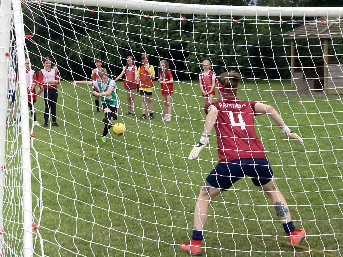 WarnhamCEP's tweet photo. Badger class had an amazing day practising lots of balls skills and penalty practise ready for Sundayβs very important game! #Euros2020 #Euros2021 #badgerclass 𦑠https://t.co/0g6ZfCiFDX