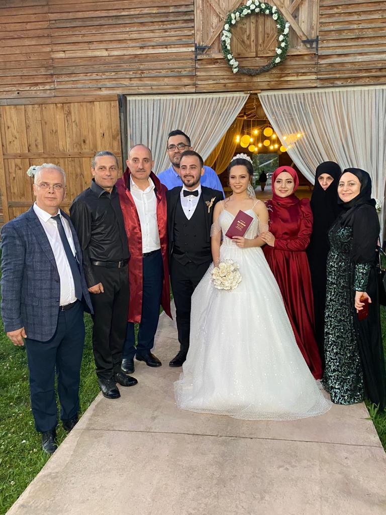 Ecem&amp;Selim, Cemre&amp;Mustafa, Buse&amp;Kadir kardeşlerimizin nikahlarını kıydık. 

Genç kardeşlerimizi ve ailelerini tebrik ediyor Rabbim’den ömür boyu mutluluklar diliyorum.