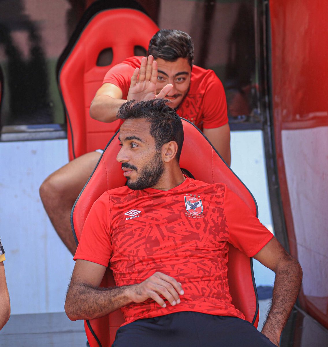 AlAhly's tweet photo. 📸| أكرم توفيق 🆚 على كهربا 💪🦅😅 https://t.co/bXAe3RmcKs