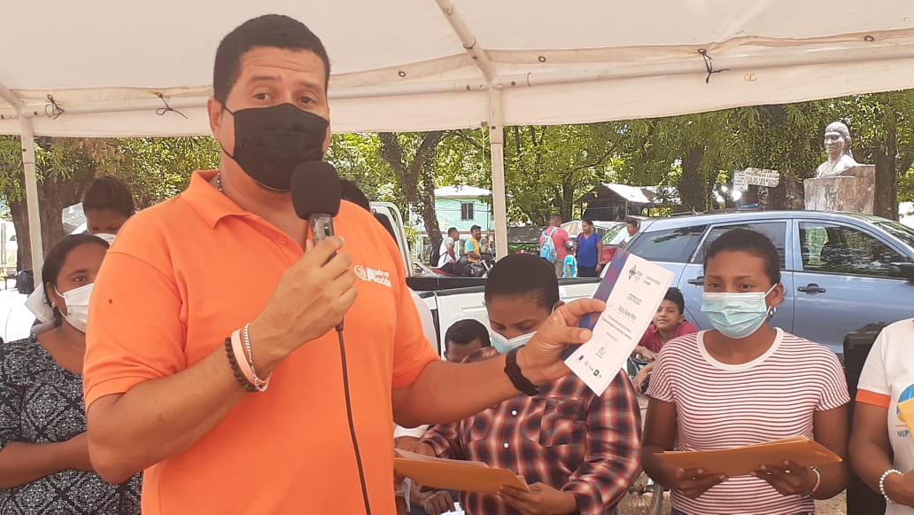 ayudaenaccion's tweet photo. Más de 600 mujeres y jóvenes indígenas y afrodescendientes de Puerto Lempira y Yorito han recibido formación en emprendedurismo, liderazgo empresarial e igualdad de género a través del proyecto #PIAH de @UEenHonduras.
Hoy reciben sus certificados. ¡Enhorabuena!👏🏽👏🏽 https://t.co/5hNbDtlaq4