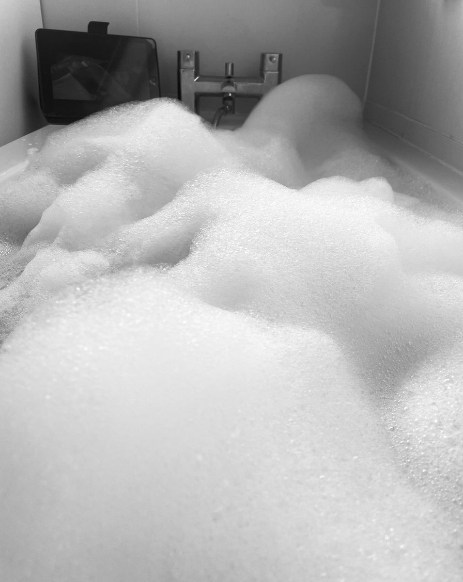 KellyP_87's tweet photo. Much needed me time! #wine #bubbles #nokids #netflix #omglifeiscrazy https://t.co/nNsO4oJyxr