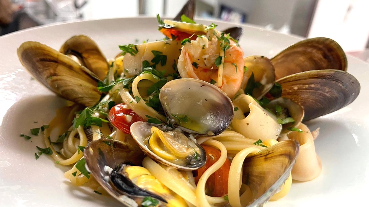 thepooritalian's tweet photo. Summertime Seafood Festival... Join Us This Weekend!! 604-251-1122 - https://t.co/kPSkiTum8F #SeafoodFest #SkipTheDishesDelivery #SkipTheDishes #UberEats #DoorDash #YVRFoodie #BreakingBreadNow #YVREats #YVR #604Foodie #YVRFoodBlogger #EastVanFoodie #NomNom https://t.co/HF7dXdY8Z3