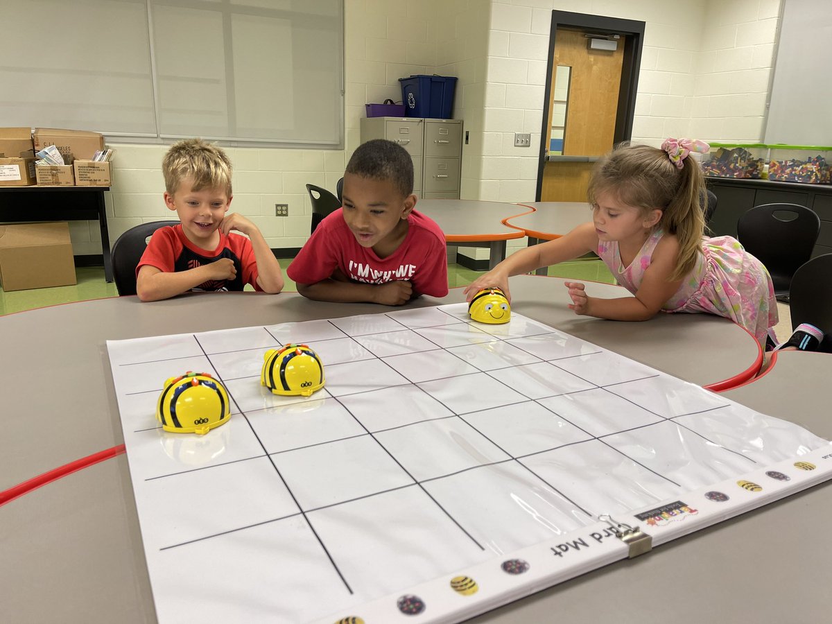 pmitche1023's tweet photo. The Bees are back in town!! Today we leaned coding with BeeBot! #a5disteam #STEM @TerrapinBots https://t.co/KJtR5qzo1F