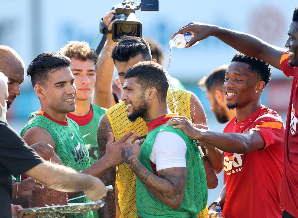 A happy 28th birthday to DeAndre Yedlin at Galatasaray training today 