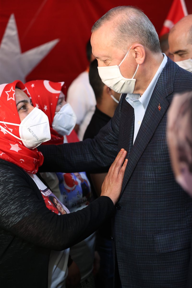 Diyarbakır Anneleri, evlatlarına kavuşmak için açtıkları bayrakla hem korku duvarlarını yıktılar hem de bölücü örgüt ve siyasi uzantılarının kalleş yüzünü deşifre ettiler.

688 gündür sabırla mücadelelerini sürdüren kahraman annelerimizin yanlarında olmaya devam edeceğiz.