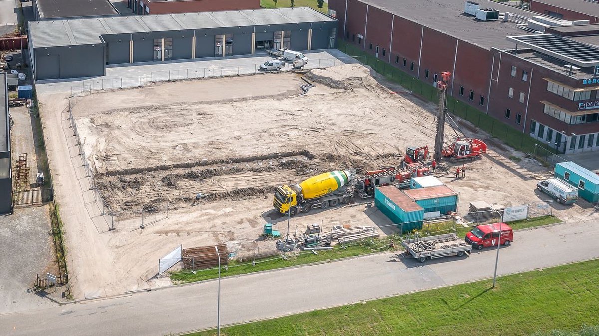 DeGildenGroep's tweet photo. Goede berichten zo vlak voor het weekend. 

Vandaag zijn we begonnen met de bouw van het nieuw pand van Van den Brink Koeltechniek B.V. aan de Carlsonstraat in #Kampen.
Voor alle betrokken partijen altijd een mooie mooi moment.

#Nieuwbouw #Bedrijfspand https://t.co/Yh36neCheO