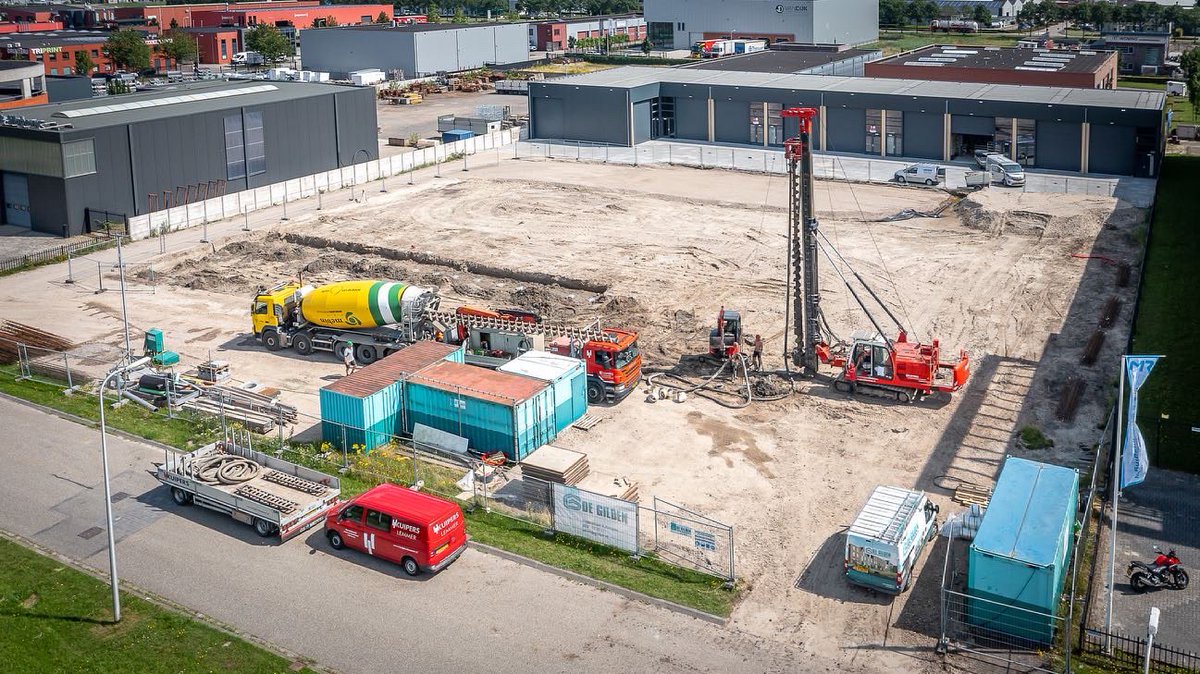 DeGildenGroep's tweet photo. Goede berichten zo vlak voor het weekend. 

Vandaag zijn we begonnen met de bouw van het nieuw pand van Van den Brink Koeltechniek B.V. aan de Carlsonstraat in #Kampen.
Voor alle betrokken partijen altijd een mooie mooi moment.

#Nieuwbouw #Bedrijfspand https://t.co/Yh36neCheO