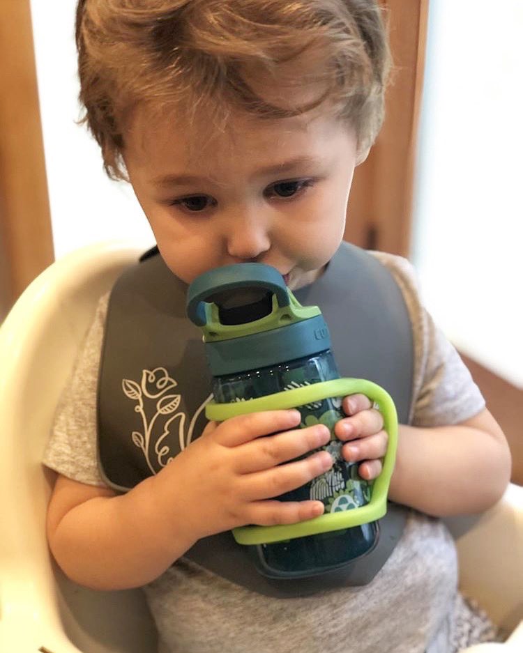 eazyhold's tweet photo. A little independent drinking goes along way for busy moms AND gives children a great sense of accomplishment! #selffeeding with #EazyHold #dailylivingaid #universalcuff https://t.co/kSZnvUdR0u