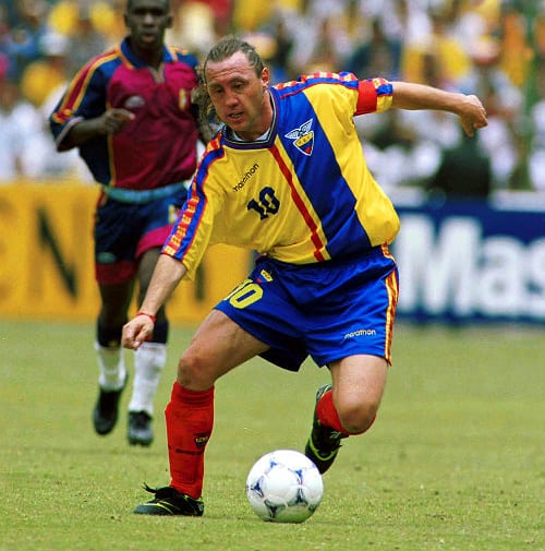 NostalgiaFutbo2's tweet photo. Álex Aguinaga con la camiseta de la Selección de Ecuador donde fue convocado entre 1987 y 2004.

El Maestro disputó 109 partidos para La Tricolor y convirtió 23 goles, siendo el 5to futbolista con más anotaciones en la historia de la selección.

#NostalgiaFutbol #AlexAguinaga https://t.co/b4100dO8bO